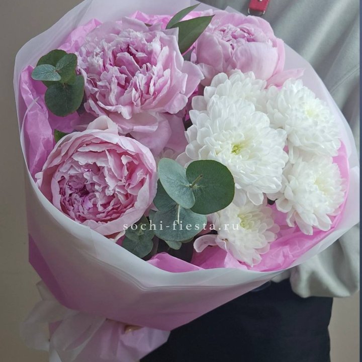  Букет комплимент с пионами в Томске