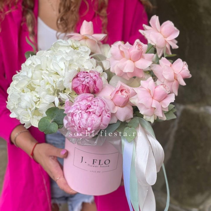 Цилиндр с пионами "Алисия" в Томске