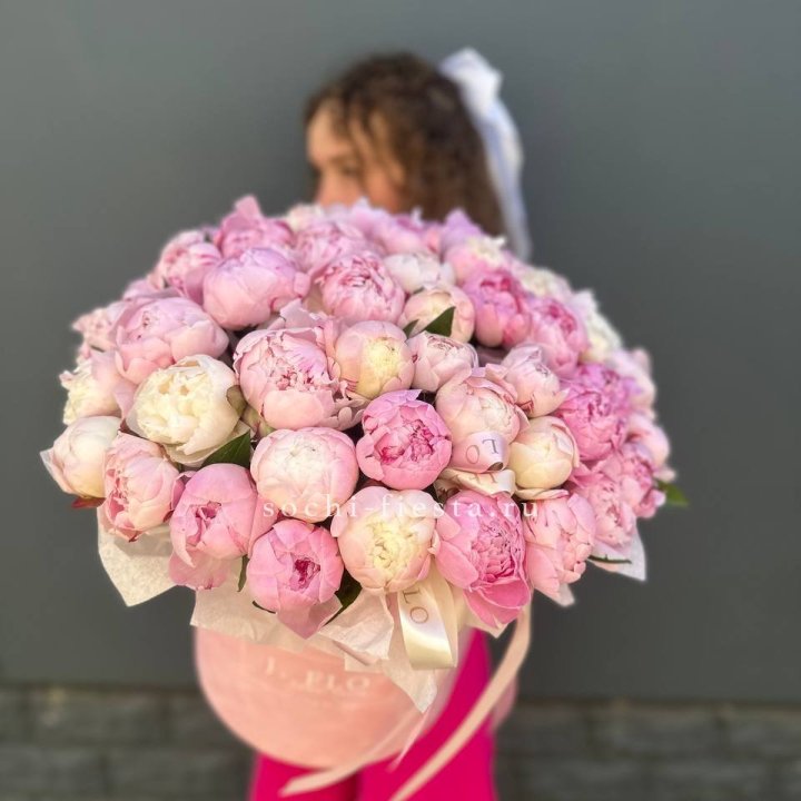 51 нежных пионов  в цилиндре в Томске