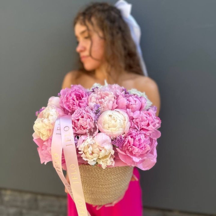 15 пионов в джутовом кашпо в Томске