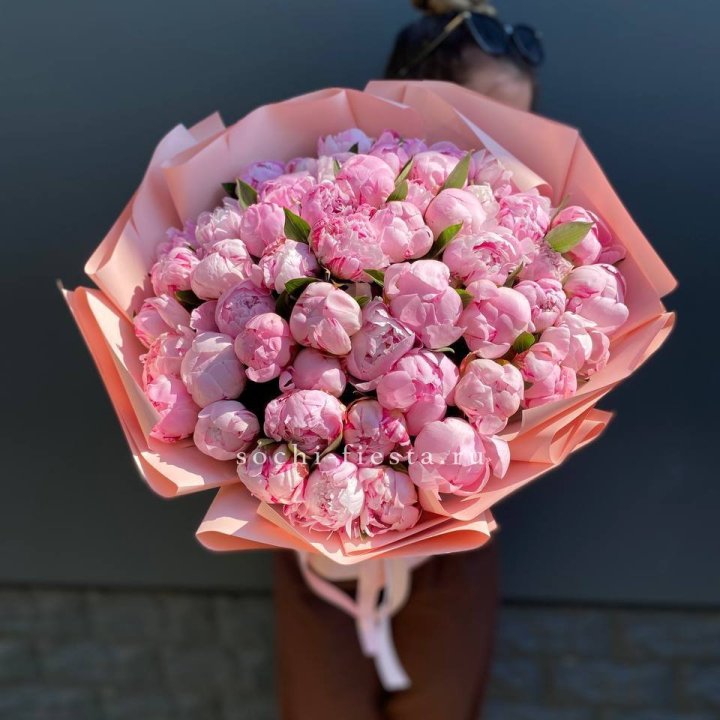 Нежный букет 51 пионов  в Томске