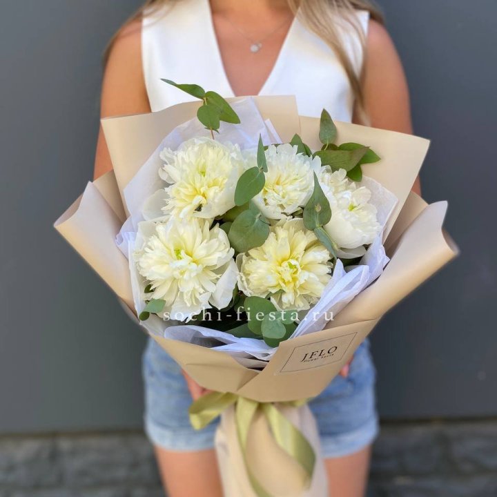  Букет белых пионов в Томске