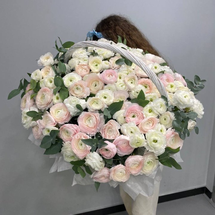 Ранункулюсы в корзине в Томске