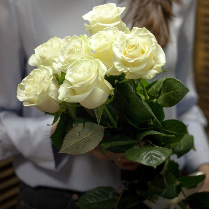 7 белых роз в Томске