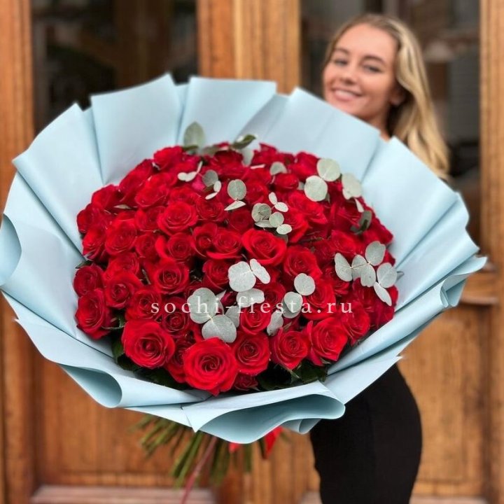 101 красная роза с эвкалиптом в Томске