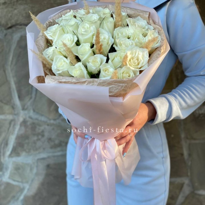 25 белых роз с сухоцветами в Томске