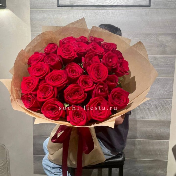 37 красных роз в крафте в Томске