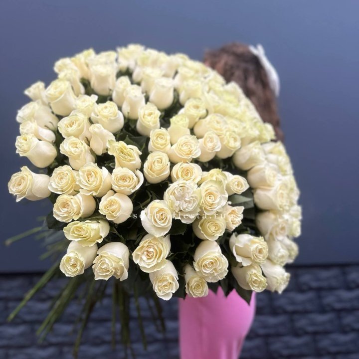 101 белая высокая импортная роза под ленту в Томске