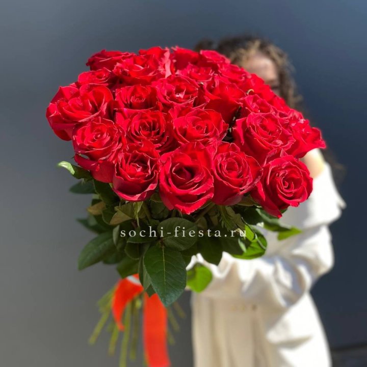 25 высоких красных роз в Томске