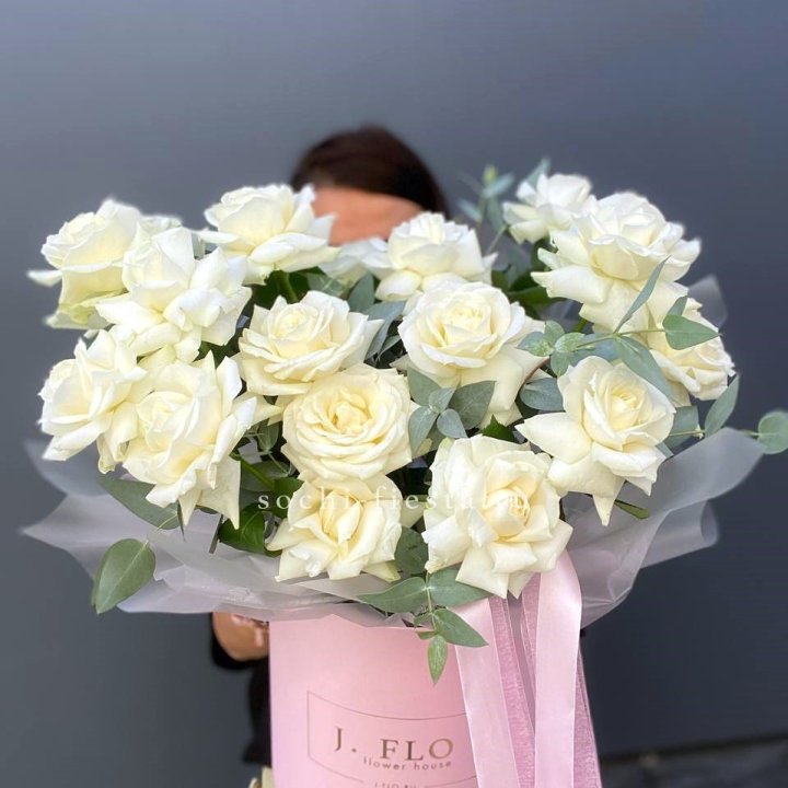 17 Французских белых роз в боксе в Томске
