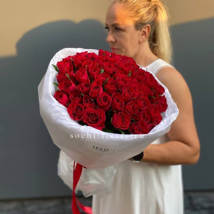 51 роза мадам ред в нежном оформлении в Томске