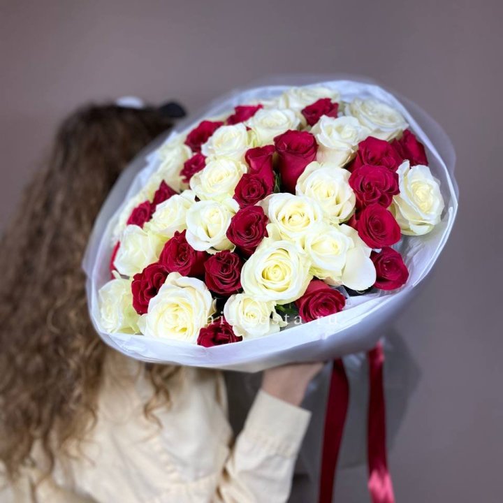 Букет из красных белых 45 роз в Томске
