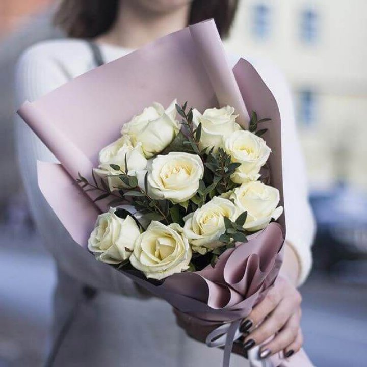 9 белых  роз "Минт" в Томске