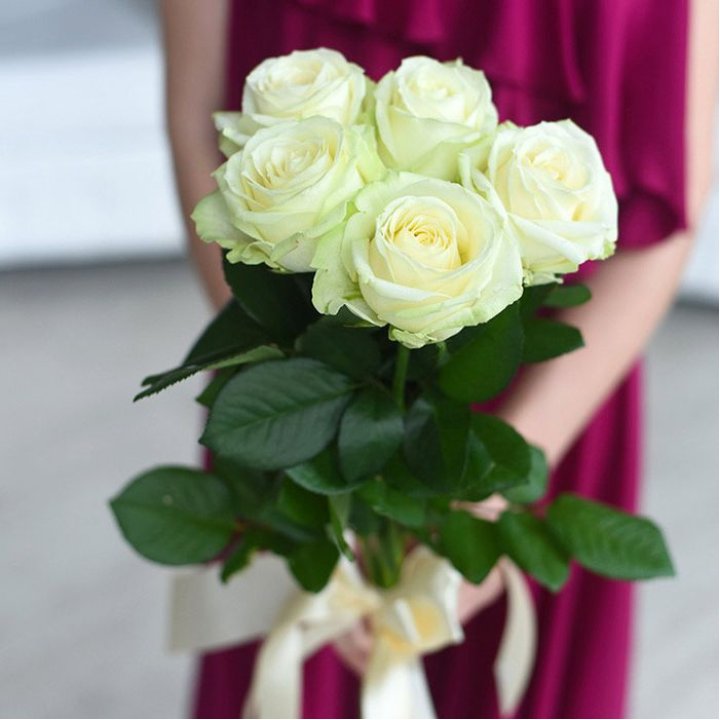 5 белых роз в Томске