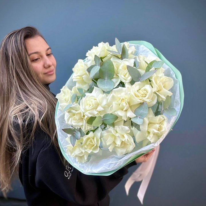15 Белых французских роз "Ноте бьянка" в Томске