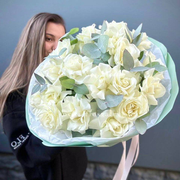 19 Белых французских роз "Ноте бьянке" в Томске