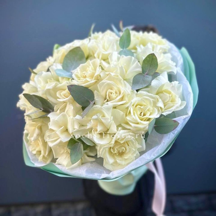 25 Белых французских роз "Ноте бьянка" в Томске