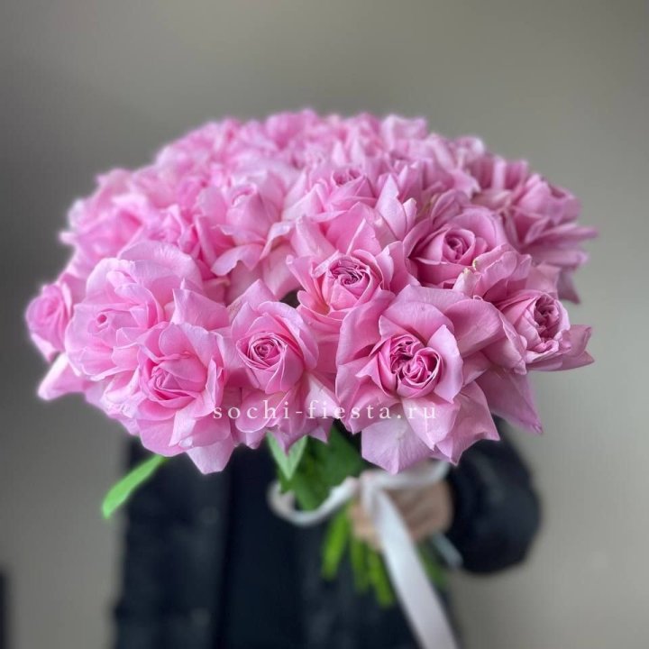 25 розовых французских роз в Томске