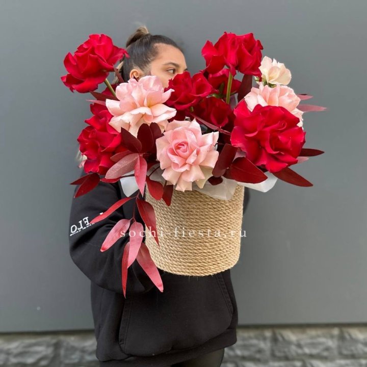 15 Французских роз в джутовом кашпо в Томске