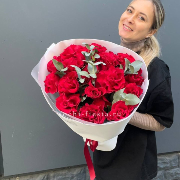 17 Красных французских роз в Томске
