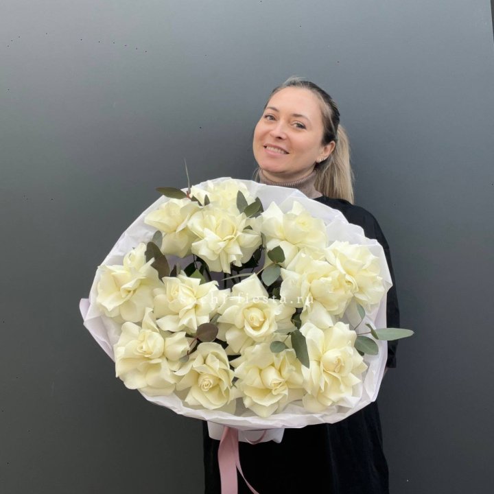 13 Белых французских роз Облако в Томске