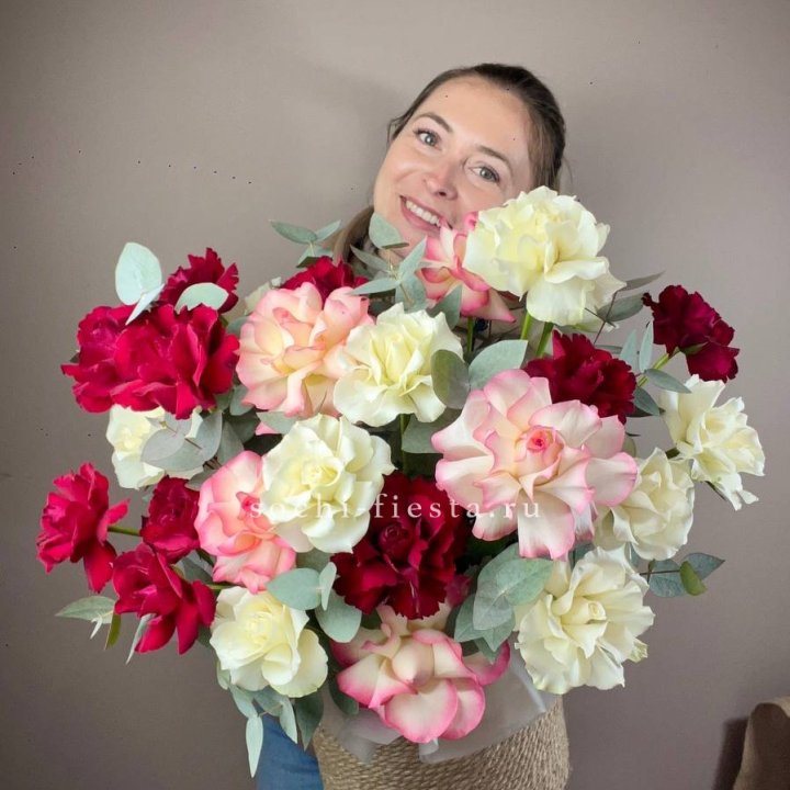 35 французских роз микс в джутовом боксе в Томске