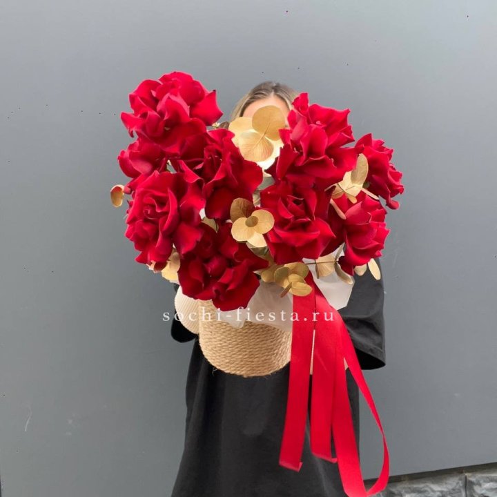 Красные французские розы в джутовом кашпо в Томске