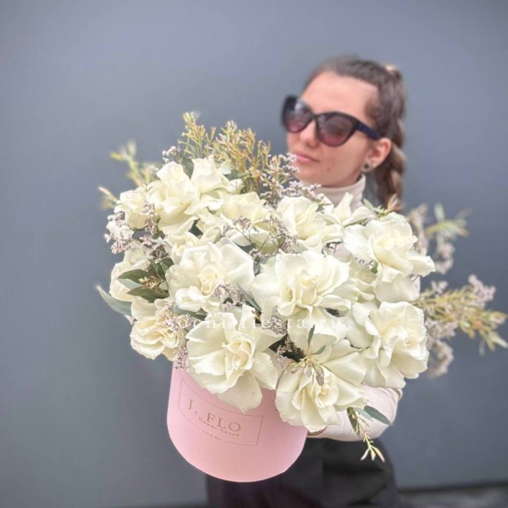 17 Французских белых роз в коробке Афина в Томске