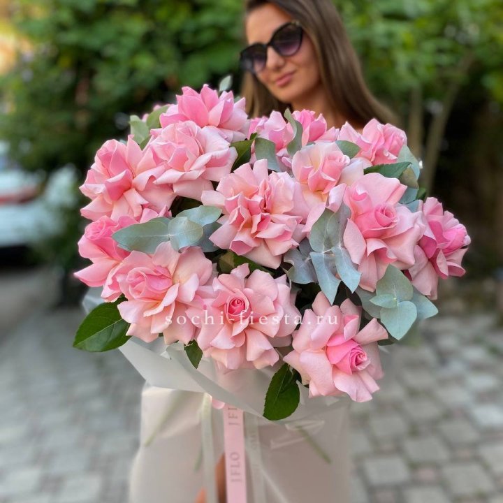 17 Розовых  французских роз в Томске