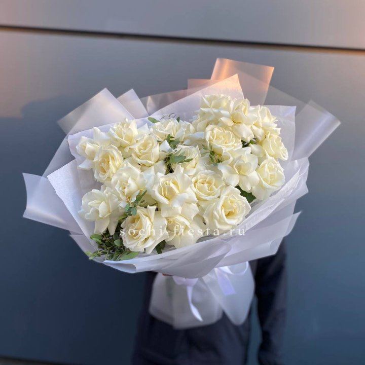 Пышный букет из белых роз в Томске