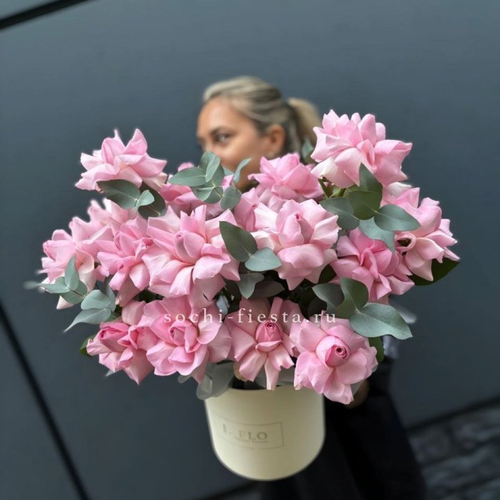 17 Розовых французских роз в боксе в Томске