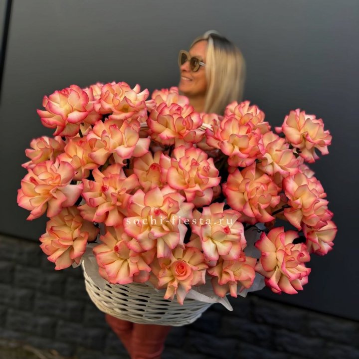 45 французских роз Джумилия в корзине в Томске