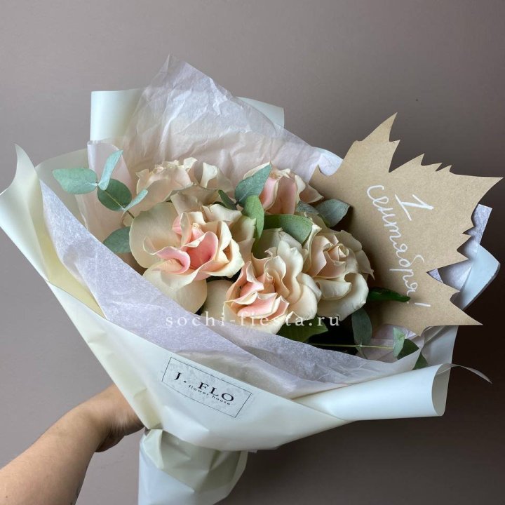 Букет кремовых роз к дню знаний в Томске