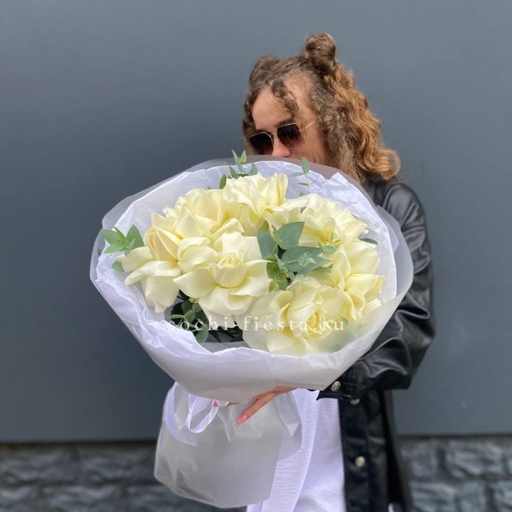 7 Белых французских роз  в Томске