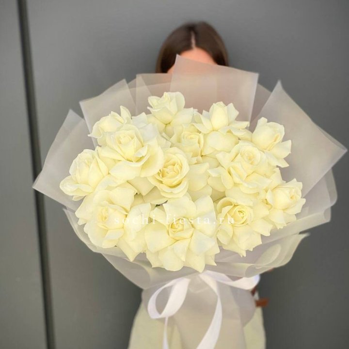 13 белых роз в Томске