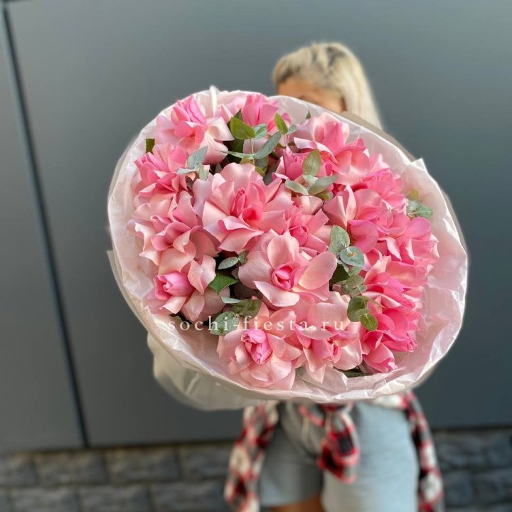 17 розовых роз в Томске