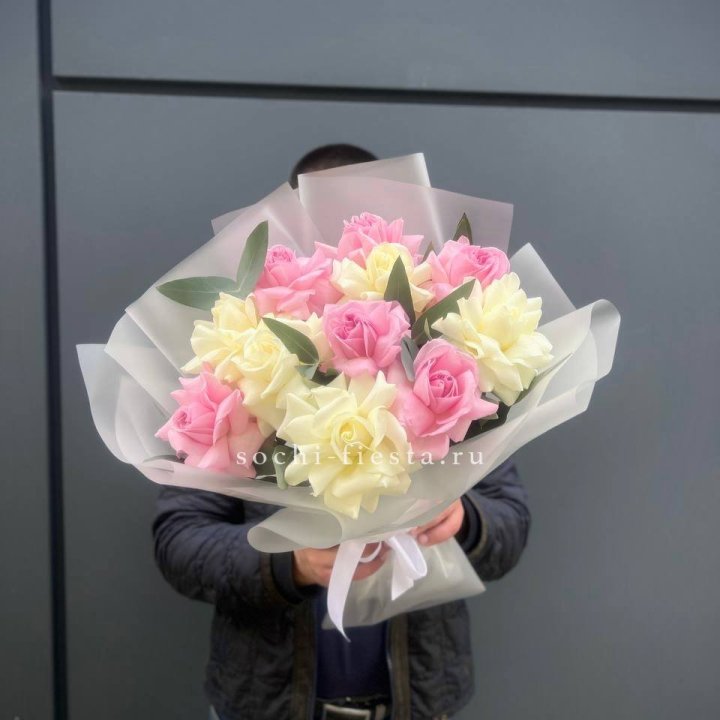 11 бело-розовых роз в Томске
