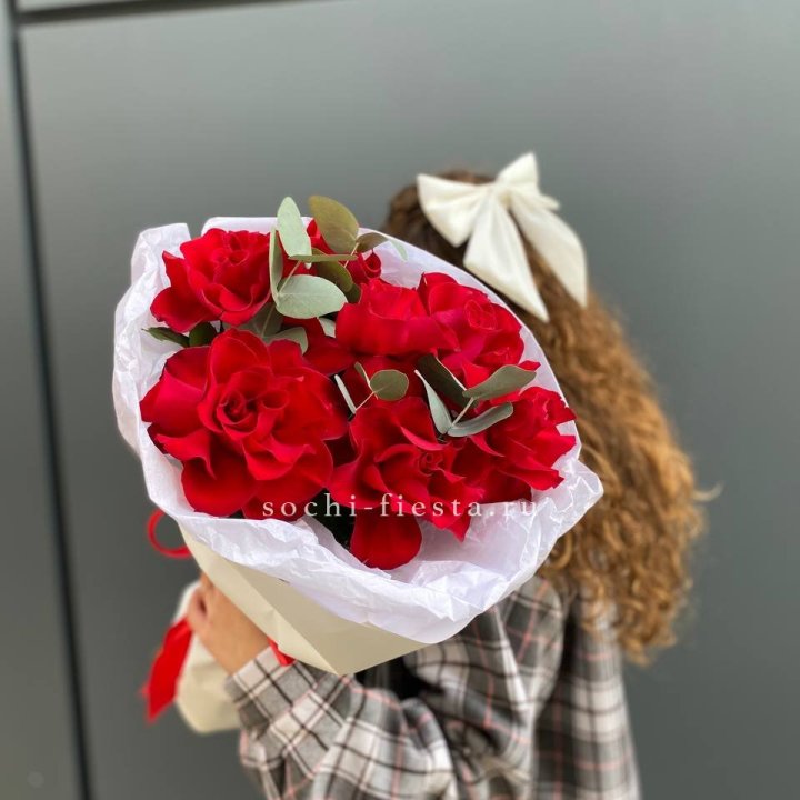 7 красных французских роз в Томске
