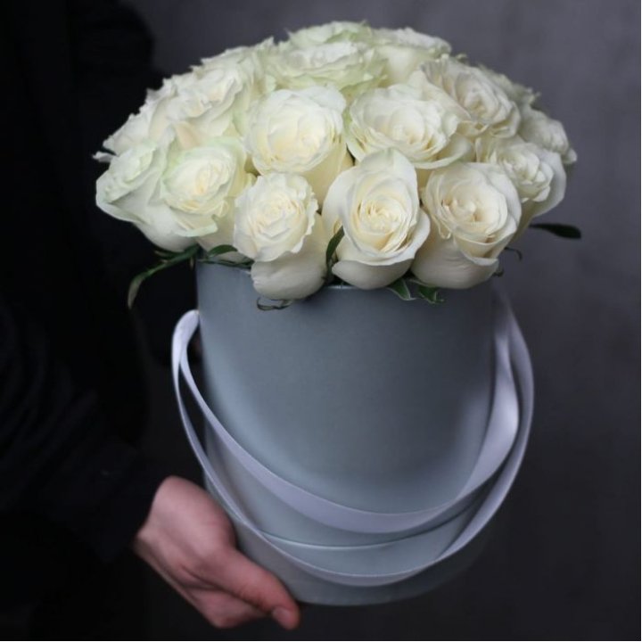 15 белых роз в цилиндре в Томске