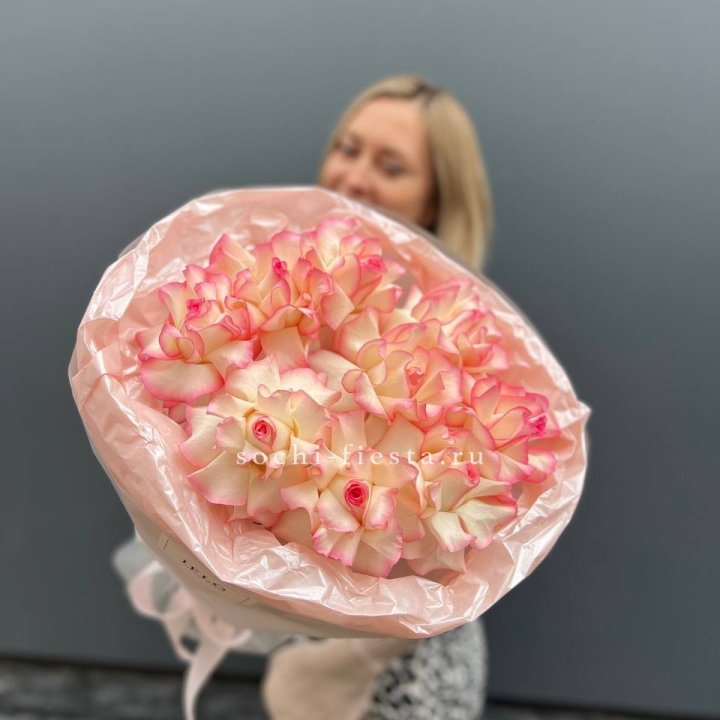 9 французских роз Джумилия в нежном оформлении в Томске