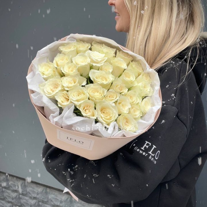 31 белая роза в оформлении в Томске