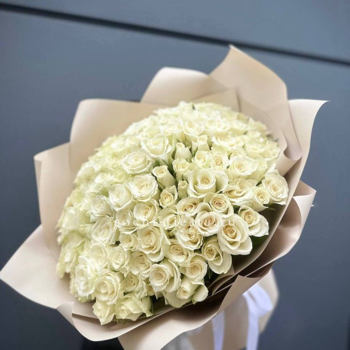 101 белая роза Атена в Томске