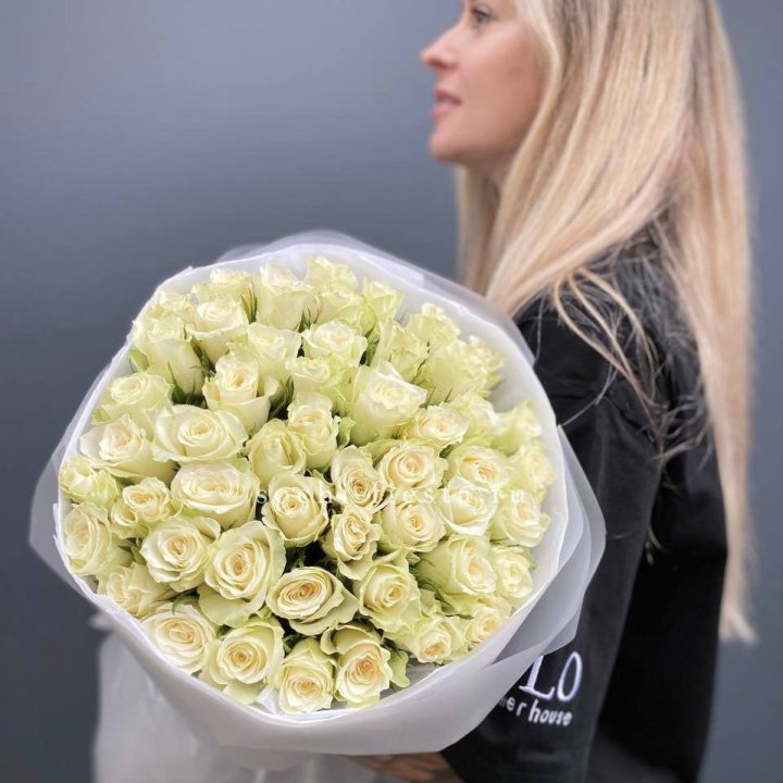 Воздушный букет из 51 белой кенийской розы в Томске