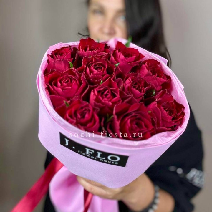 11 красных роз мадам ред в Томске
