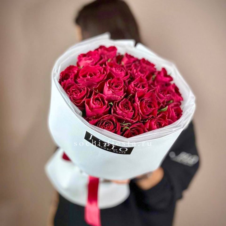 Букет красных роз мадам ред в Томске