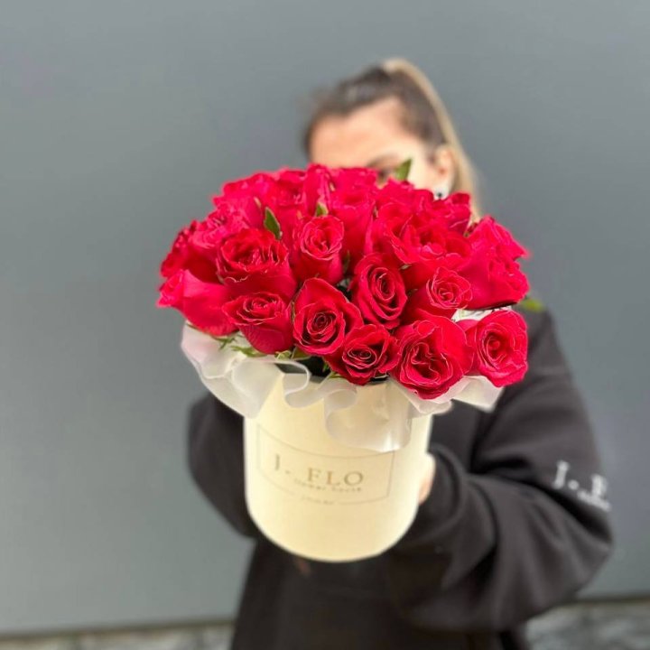 27 кенийских роз в боксе в Томске