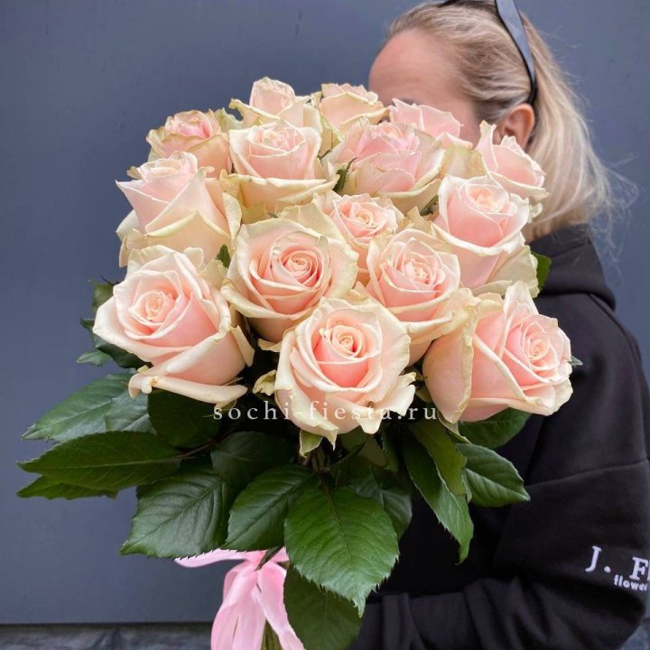 15  кремовых высоких роз в Томске