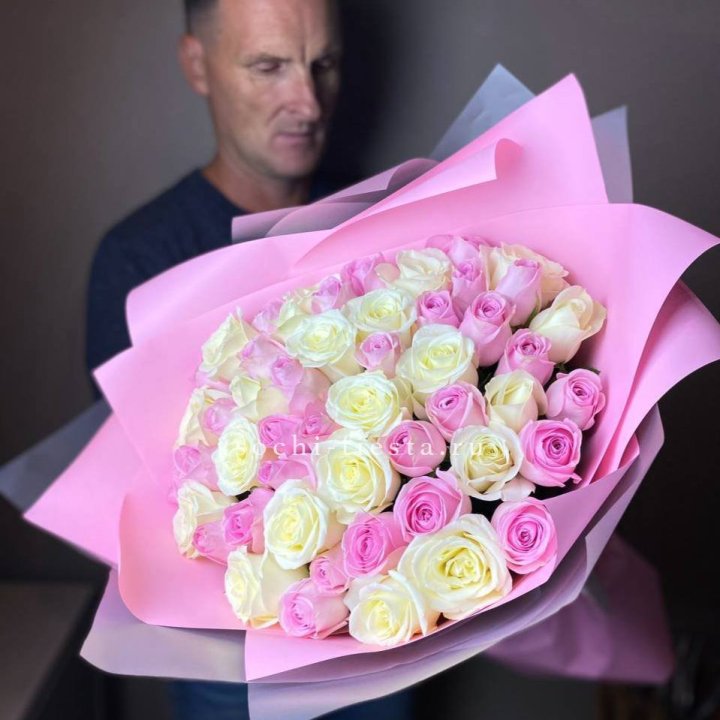 51 белых и розовых роз в Томске