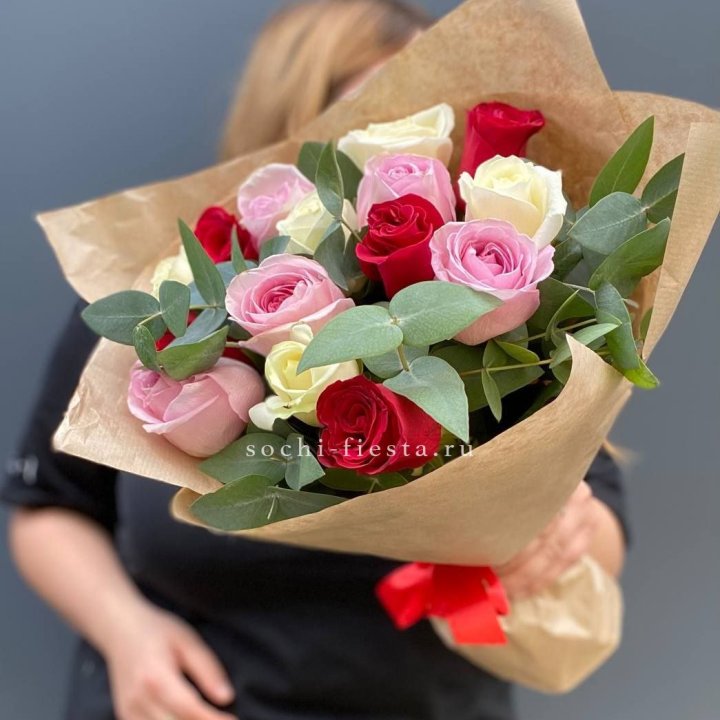 Букет из 15 роз с эвкалиптом в Томске