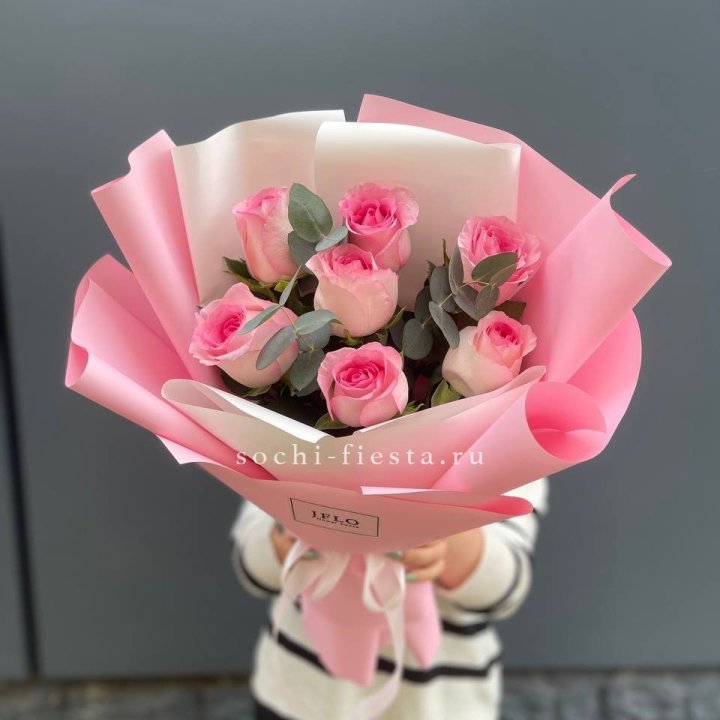 7 роз с эвкалиптом в Томске